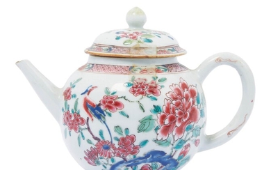 81 Chine : théière et son couvercle en porcelaine dure de Chine à décor famille...