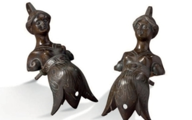 PAIRE D'ÉLÉMENTS DÉCORATIFS en bronze figurant…