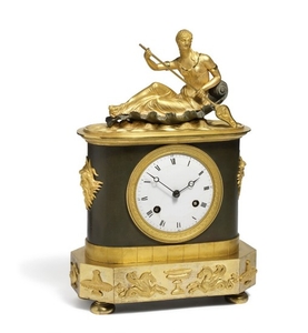 884/181: A French Directoire gilt and patinated bronze mantel clock. Early 19th century. H. 33 cm. W. 22 cm. D. 12 cm.