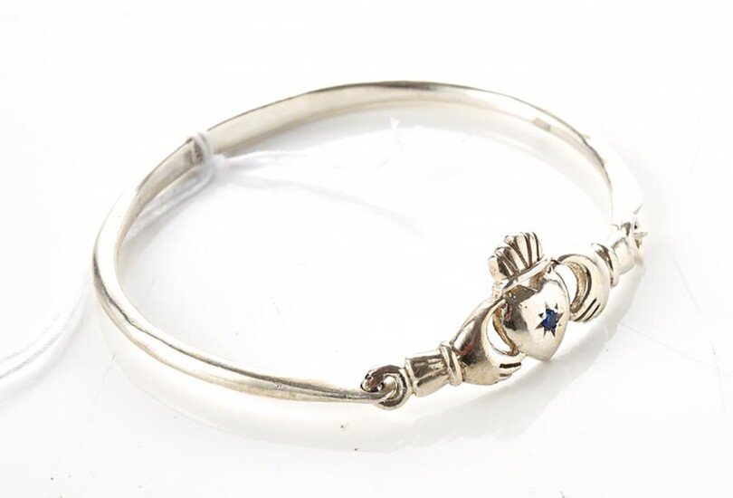 A CLADDAGH BANGLE SET WITH A BLUE PASTE IN SILVER, INNER DIAMETER 57MM