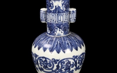 A Chinese Ming style blue and white porcelain arrow vase, wi...