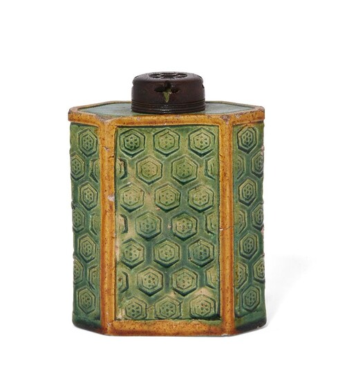 A Chinese biscuit porcelain green and yellow-enamelled tea caddy, Kangxi period, the exterior decorated with an incised honeycomb design, with pierced wood cover, 13cm high 清康熙 素燒茶葉罐