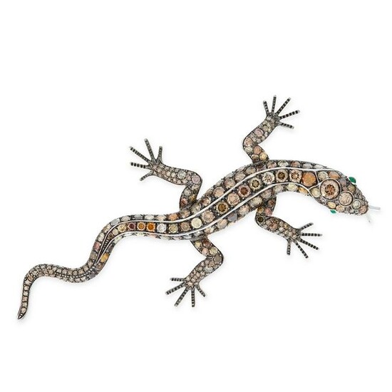 A DIAMOND AND EMERALD LIZARD BROOCH in 18ct white gold