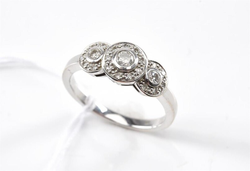 A DIAMOND CLUSTER RING IN 9CT WHITE GOLD, RING SIZE N, 3.3GMS