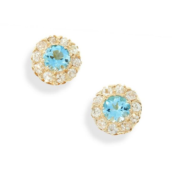 A PAIR OF AQUAMARINE AND DIAMOND STUD EARRINGS in 18ct