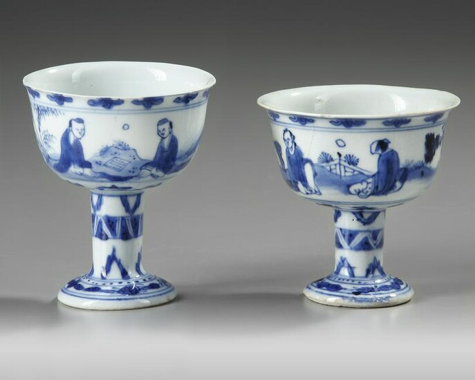 A PAIR OF BLUE AND WHITE STEM CUPS, 17TH CENTURY