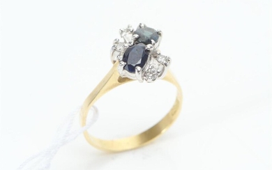 A SAPPHIRE AND DIAMOND DRESS RING IN TWO TONE 18CT GOLD, SIZE M-N, 3.5GMS