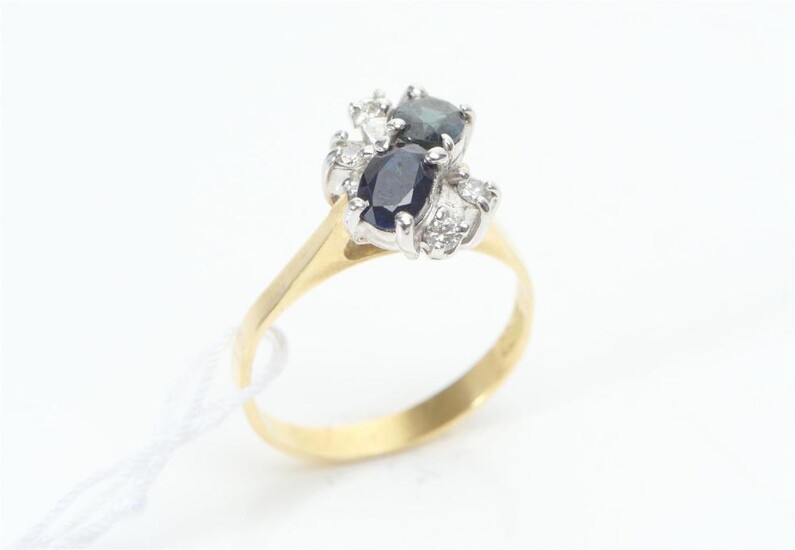 A SAPPHIRE AND DIAMOND DRESS RING IN TWO TONE 18CT GOLD, SIZE M-N, 3.5GMS