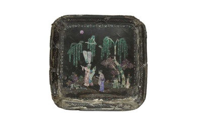 A SMALL CHINESE MOTHER-OF-PEARL-INLAID LACQUER TRAY 明 黑漆嵌螺鈿人物故事圖紋小盤