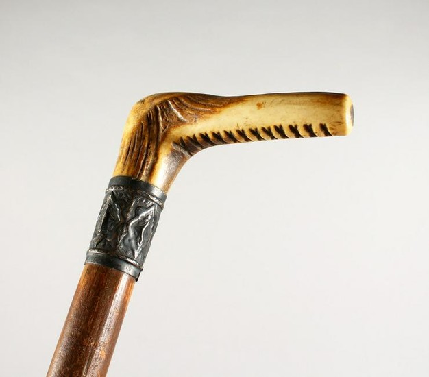 A VICTORIAN ANTLER-HANDLED WALKING STICK with silver