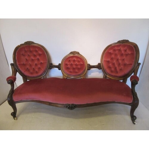 A Victorian walnut framed drawing room couch, the back havin...