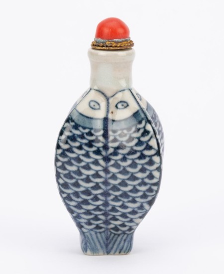 A ceramic blue and white snuff bottle modelled in the form of four fish, the red stopper with applied scoop, height 8cm