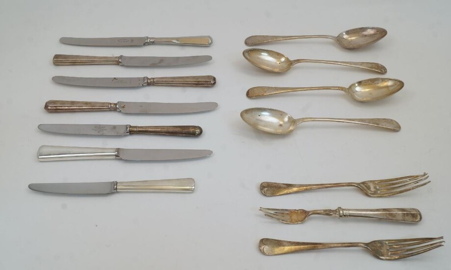 A group of silver plate, comprising: four Old English pattern tablespoons, by Rodgers; a Mappin & Webb dessert fork, damaged; a pair of Mappin & Webb forks; and seven knifes with silver plated handles and stainless steel blades (14)
