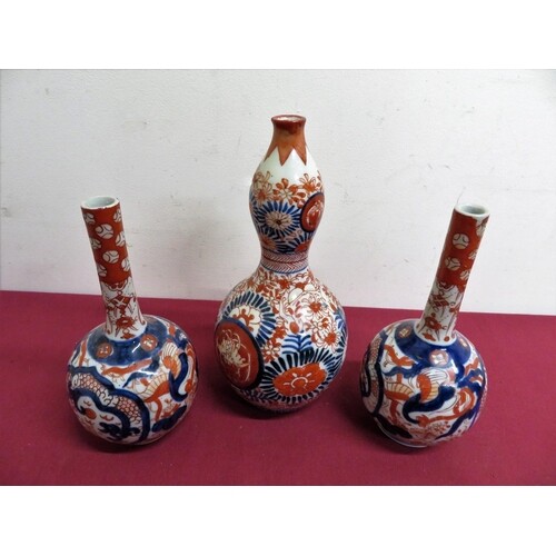 A pair of Japanese Imari pattern mallet shaped vases (H18cm)...