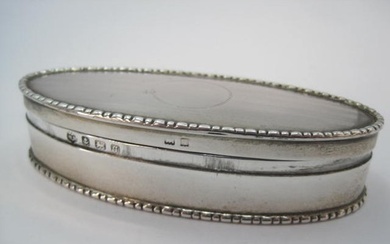 A sterling silver tabletop snuff box with reeded edges, hing...