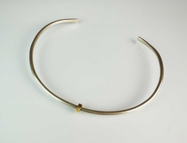 A white metal torque necklace/collarette