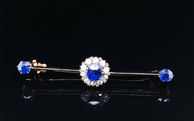 AN ANTIQUE SAPPHIRE AND DIAMOND BRA BROOCH. UNHALLMARKED, ASSESSED AS 9ct GOLD. LENGTH 4.6cms.