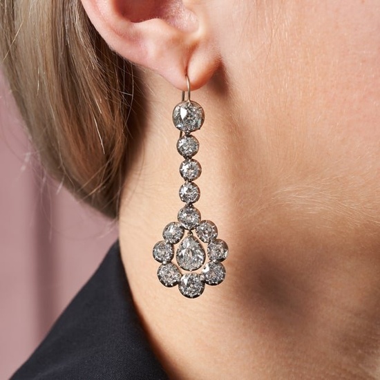 AN IMPORTANT PAIR OF FINE ANTIQUE DIAMOND DROP EARRINGS, 19TH CENTURY AND LATER in yellow gold and