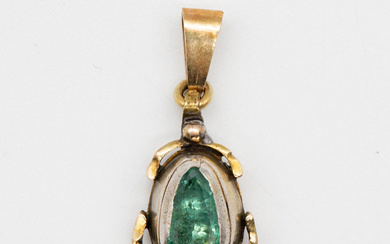 ANTIQUE BAROQUE PENDANT, 14 CARAT GOLD, AN EMERALD DROP SET IN SILVER, FLORAL PATTERN ON THE BACK, 18TH CENTURY.