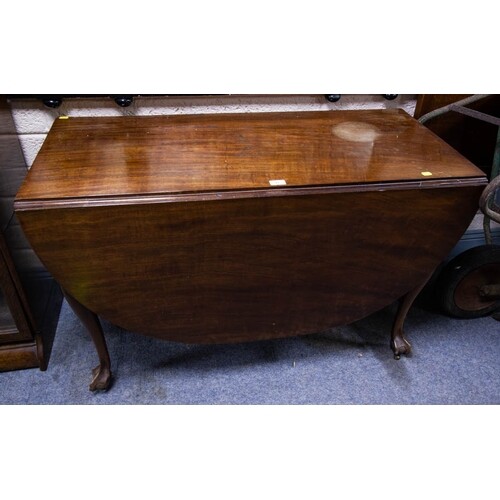 ANTIQUE MAHOGANY OVAL DROPLEAF TABLE Measures 105cm wide, 7...