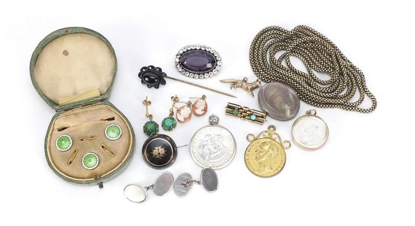 Antique and later jewellery including a set of