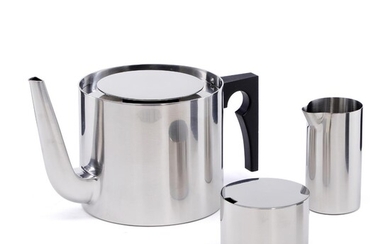 Arne Jacobsen “Cylinda-line”. A steel tea pot 1.25 L, cream pot and sugar bowl. Manufactured by Stelton. (3) Retail price DKK 2,809,- This item is subject to full VAT Full VAT On this lot, a VAT of 25% is levied on the hammer price and the...