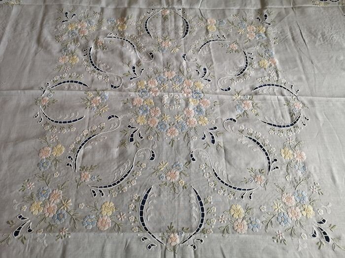 Artwork!! Very rich 100% pure linen bedspread with floral embroidery in full stitch and - Linen - AFTER 2000
