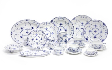 “Blue Fluted” porcelain service decorated in blue. Royal Copenhagen. (104)