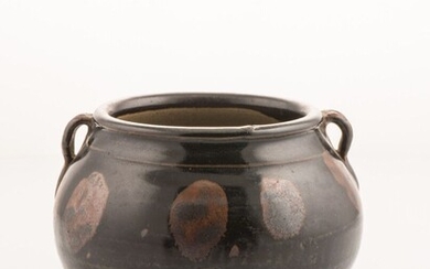 Bol en grès à couverte noire et brune, deux petites anses au col. Chine, XIIIe-XIVe...