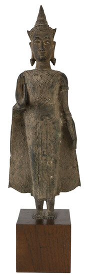 Bouddha debout en bronze, Thaïlande, de style Ayutthaya, la main droite adoptant l'abhaya mudra, solidaire à un socle en bois, h. 35,5 cm