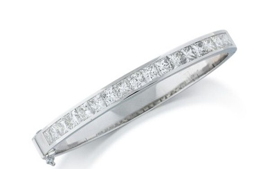 Bracelet diamants / Diamond bracelet DESCRIPTION Bracelet diamants Formant un jonc ouvrant en or partiellement...