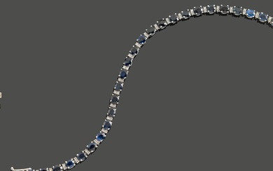 Bracelet ligne souple En or blanc 18k (750) alternant saphir ovale et double sertissage de...