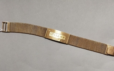 Bracelet souple, en or jaune 18K (750 millièmes) à maille tressée, retenant une plaque ciselée...