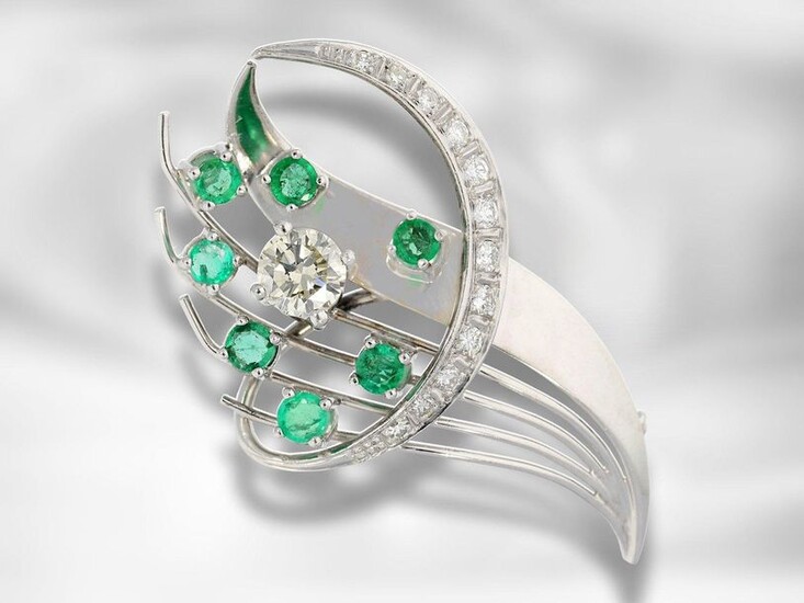 Brooch/pin: white gold vintage emerald/brilliant goldsmith brooch, large diamond of approx. 0,95ct
