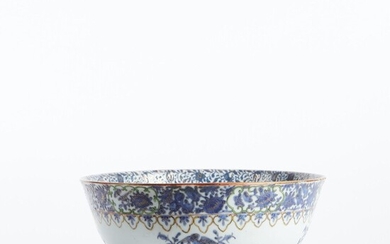 CHINE Important bol sur talon en porcelaine à décor en camaïeu bleu, filet rouge et...