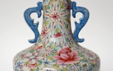 CHINE. VASE balustre à anses en porcelaine émaillée polychrome à décor tapissants de fleurs. 33...