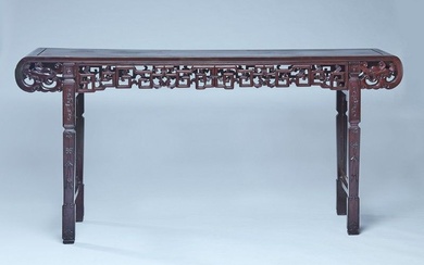CHINE, XXe siècle CONSOLE rectangulaire en bois naturel sculpté et à décor ajouré en ceinture...