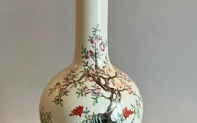 CHINE, XXe siècle VASE en porcelaine polychrome... - Lot 181 - Beaussant Lefèvre & Associés