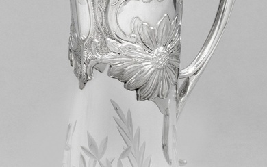 Carafe de style Art Nouveau avec monture en argent massif. Corps conique en cristal incolore...