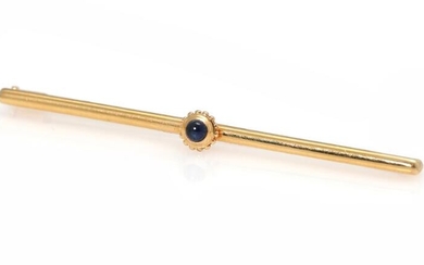 Cartier: A sapphire brooch set with a cabochon sapphire, mounted in 14k gold. L. app. 6 cm. – Bruun Rasmussen Auctioneers of Fine Art