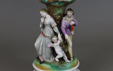 Chandelier figuratif - porcelaine partiellement émaillée, sur socle rond émaillé, tige en porcelaine biscuit avec...