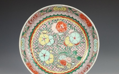 China, een wucai porseleinen schotel, ca. 1700