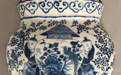 Chine, 2ème moitié du XXe siècle Vase d'applique en porcelaine bleu blanc, à décor de...