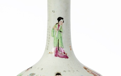 Chine, XIXe siècle Vase bouteille en porcelaine à décor en émaux de la famille rose...