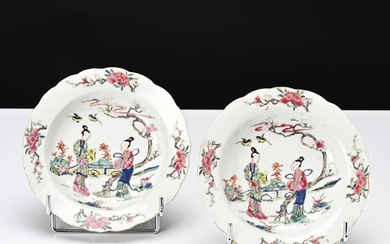 Chine, XVIIIe siècle, Paire de coupes creuses floriformes, en porcelaine et émaux de la famille...