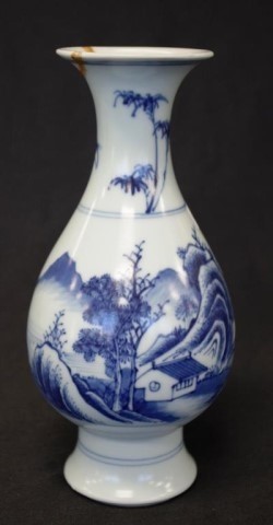 Chinese Qing Kangxi blue & white vase hand painted with fish...