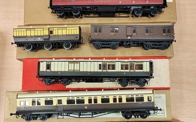Collection of O gauge coaches and wagons generally very good...