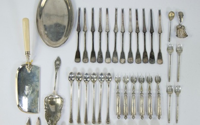 Collection of silver oa Sheffield (1899) crumbler, large spoon (800), English sugar scoop, 6 ice cream spoons Wolfers (800), silver dish (830), lobster cutlery (835) and 6 silver spoons 'W Voet and sons' Haarlem early 19