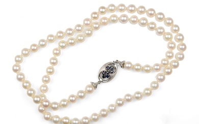 Collier de perles Fermoir en or blanc avec saphirs Longueur 62 cm Poids 44.