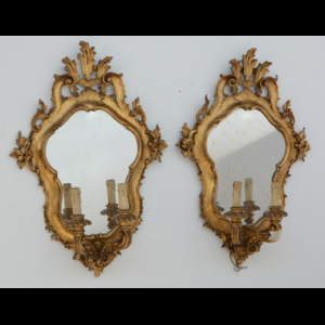 Coppia di appliques a due fiamme con fondo a specchio in legno intagliato e dorato (cm 71x50) (difetti)